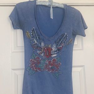 Blue vneck short sleeve top with design